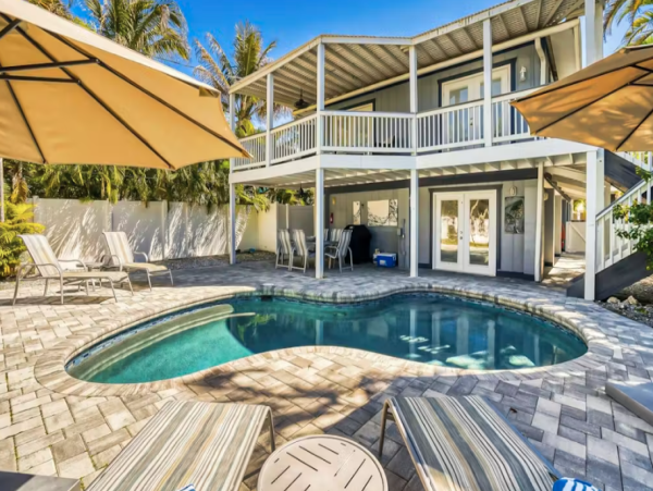 Anna Maria Island Luxurious Tropical Retreat with private Pool & Game Room